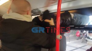 Απίστευτο! Προσπάθησε να κλέψει πορτοφόλι μέσα σε λεωφορείο - Διέφυγε με "ακροβατικά" από παράθυρο