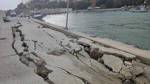 Οι ισχυροί νοτιάδες κατέστρεψαν το λιμάνι του Μακρύ Γιαλού!