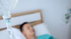 «Ίσως κόλλησε το μικρόβιο από το μάτι που έχει κάνει μεταμόσχευση», λέει συγγενής του 27χρονου με τη μηνιγγίτιδα