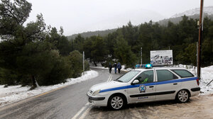 Κακοκαιρία: Έκλεισε η λεωφόρος Πάρνηθας από το ύψος του τελεφερίκ