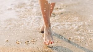 Τι οφέλη έχει για τη υγεία αν περπατάμε ξυπόλητοι 