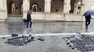 Λάσπες και χώματα μπροστά από τη Λότζια- Φωτογραφίες