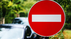 Παρ' ολίγον ατύχημα στον χωρίς σήμανση μονόδρομο της οδού Γιαννίκου