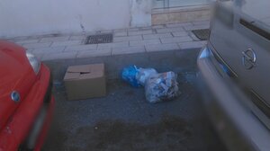 Πετάνε τα σκουπίδια όπου βρουν γιατί... δεν υπάρχουν κάδοι- Δείτε φωτογραφίες