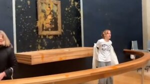 Ακτιβίστριες πέταξαν σούπα στη Μόνα Λίζα στο Μουσείο του Λούβρου
