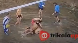 "Πιάστηκαν στα χέρια" για τον σταυρό!