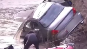 Ηλεία: Τα δραματικά δευτερόλεπτα λίγο πριν το αυτοκίνητο παρασυρθεί από τον χείμαρρο