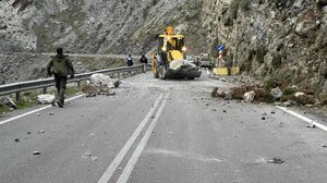 "Άγιο" είχε οδηγός αυτοκινήτου- Αποκολλήθηκε βράχος στο Κουρταλιώτικο Φαράγγι!