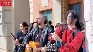 Τέμπη: "Γίνανε στάχτη τα όνειρα μου, μαζί με εκείνα τα παιδιά" τραγούδησε ο Μ. Παπαδάκης