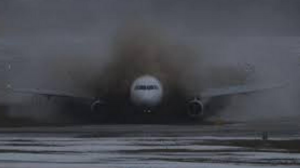 Κινητήρας αεροπλάνου έπιασε φωτιά μετά την προσγείωσή του