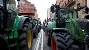 Αγρότες και κτηνοτρόφοι έκλεισαν το τελωνείο των Ευζώνων