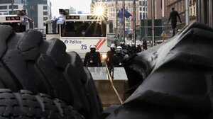 Ένταση στις Βρυξέλλες: Αγρότες προσπάθησαν να σπάσουν τον κλοιό της Αστυνομίας!