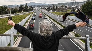 Στο Σύνταγμα οι μελισσοκόμοι - Σήμερα οι αποφάσεις των αγροτών για τα μπλόκα