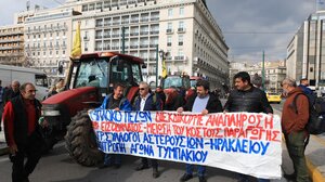 Στον... κλοιό των τρακτέρ η πλατεία Συντάγματος - Βίντεο και φωτογραφίες