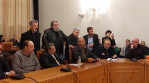 Ένταση στο Δημοτικό Συμβούλιο για τα τέλη στις λαϊκές αγορές- Δείτε βίντεο