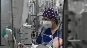 Κορωνοϊός: αυξήθηκαν οι νοσηλείες - Στους 21 οι θάνατοι