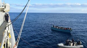 Καρέ καρέ η διάσωση μεταναστών νότια της Κρήτης, από την φρεγάτα «Κανάρης» 