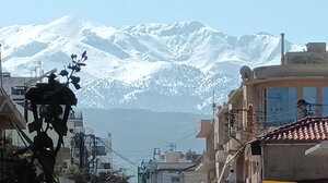 Χιονισμένα τα Λευκά Όρη δεσπόζουν επιβλητικά στον ορίζοντα!