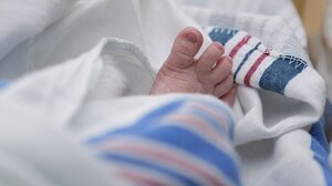 Τι απαντά το Υπουργείο Υγείας για τον "κόφτη" στις εξετάσεις για εξωσωματική γονιμοποίηση