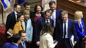 Ομόφυλα ζευγάρια: Πέρασε με 176 ψήφους το νομοσχέδιο για τo γάμο