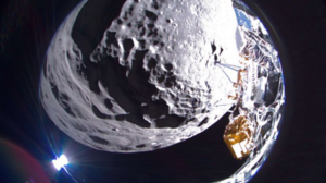 Το διαστημόπλοιο Odysseus έστειλε τις πρώτες φωτογραφίες από το νότιο πόλο της Σελήνης