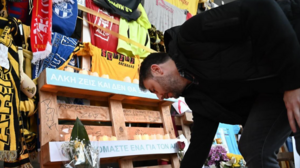 Ένα λουλούδι για τον Άλκη από τον πρόεδρο του ΠΑΣΟΚ