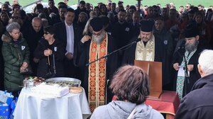 Τέμπη: «Λύγισε» ο ιερέας την ώρα που διάβαζε τα ονόματα των 57 νεκρών