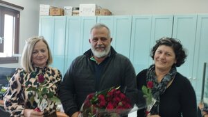 Λουλούδια και γλυκίσματα για τις εργαζόμενες του Δήμου Αγίου Νικολάου