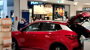 Χαμός σε εμπορικό κέντρο – Αυτοκίνητο έπεσε σε τζαμαρία καταστήματος