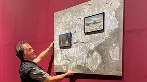 Πυρετώδεις προετοιμασίες για τα εγκαίνια της έκθεσης «Reflections-Αντανακλάσεις» 