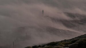 Ένα "ασκητικό" υπερθέαμα: Ο φάρος στο Κάβο Σίδερο δεσπόζει πάνω από το πυκνό πέπλο της ομίχλης