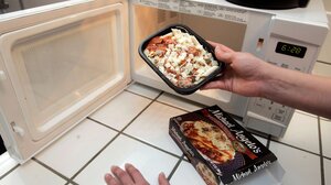 Σταμάτα να βάζεις πλαστικά δοχεία στα μικροκύματα