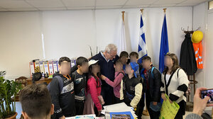 Γέμισε με «Πράσινους Ήρωες» από το 46ο Δημοτικό Σχολείο το γραφείο του Αλέξη Καλοκαιρινού 