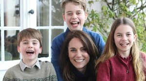 Κέιτ Μίντλετον: Το παλάτι δημοσιοποίησε την πρώτη επίσημη φωτογραφία της μετά την εγχείρηση