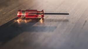 Επιτέθηκε σε 73χρονο με κατσαβίδι μπροστά στην εγγονή του - Παραμένει ασύλληπτος 