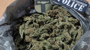 Πέταξε την κάνναβη από το αυτοκίνητο αλλά... 