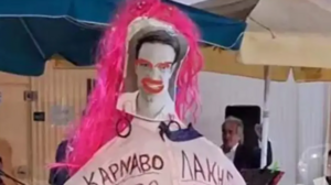 Εκαψαν ομοίωμα του Στέφανου Κασσελάκη με βαμμένα χείλια και γυναικεία εσώρουχα!