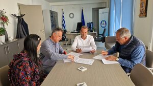 Υπογράφηκε η σύμβαση για την επισκευή των σχολικών αυλών στη Χερσόνησο