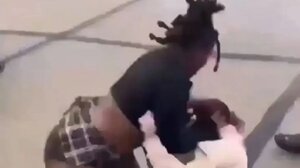 ΗΠΑ: Άγριος καβγάς έφηβων κοριτσιών! Της χτυπούσε το κεφάλι στο πεζοδρόμιο!