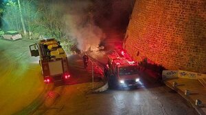 Φωτιά στο πρώην πάρκινγκ στο κέντρο του Ηρακλείου - Δείτε βίντεο!