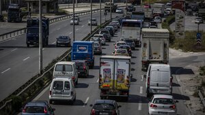 Χαϊδάρι: Ανατροπή νταλίκας στην Αθηνών – Κορίνθου