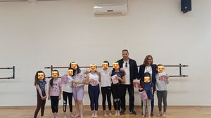Πασχαλινές ευχές και δώρα στους μικρούς αθλητές του Δημοτικού Κολυμβητηρίου και τα παιδιά της σχολής χορού
