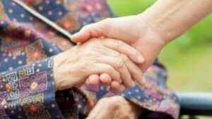 Προσποιήθηκε τον γιατρό και απέσπασε από ηλικιωμένη 15.000 ευρώ