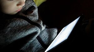 "Καμπανάκι" για την εξάρτηση των νέων από το Διαδίκτυο - Μέχρι και 9 ώρες στις οθόνες