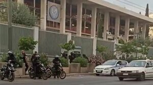 Μέλη του Ρουβίκωνα πέταξαν τρικάκια και άνοιξαν τη σημαία της Παλαιστίνης έξω από την πρεσβεία των ΗΠΑ