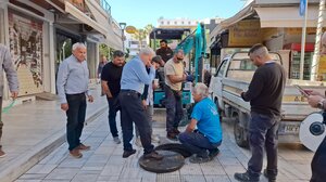 «Έμφραγμα» στην κεντρική αγορά- Άγνωστοι έριξαν τσιμέντο σε αγωγό αποχέτευσης (video)