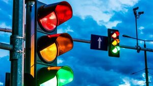 Πέρασε οκτώ κόκκινα φανάρια σε δύο λεπτά!