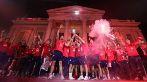 Videos: Χαμός στην υποδοχή του Ολυμπιακού - "Κάηκε" ο Πειραιάς