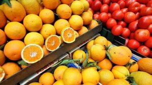 Καύσωνας: Τι να φάτε και τι να αποφύγετε μέχρι να κοπάσει το «κύμα» ζέστης