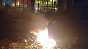 Φωτιά στα γραφεία του Άρη - Πυρπόλησαν κάδους έξω από το «Κλεάνθης Βικελίδης»